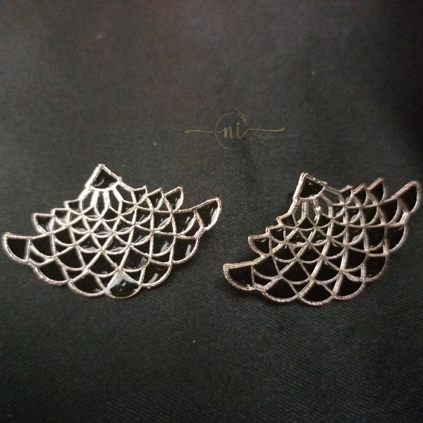 Waves Studs Black
